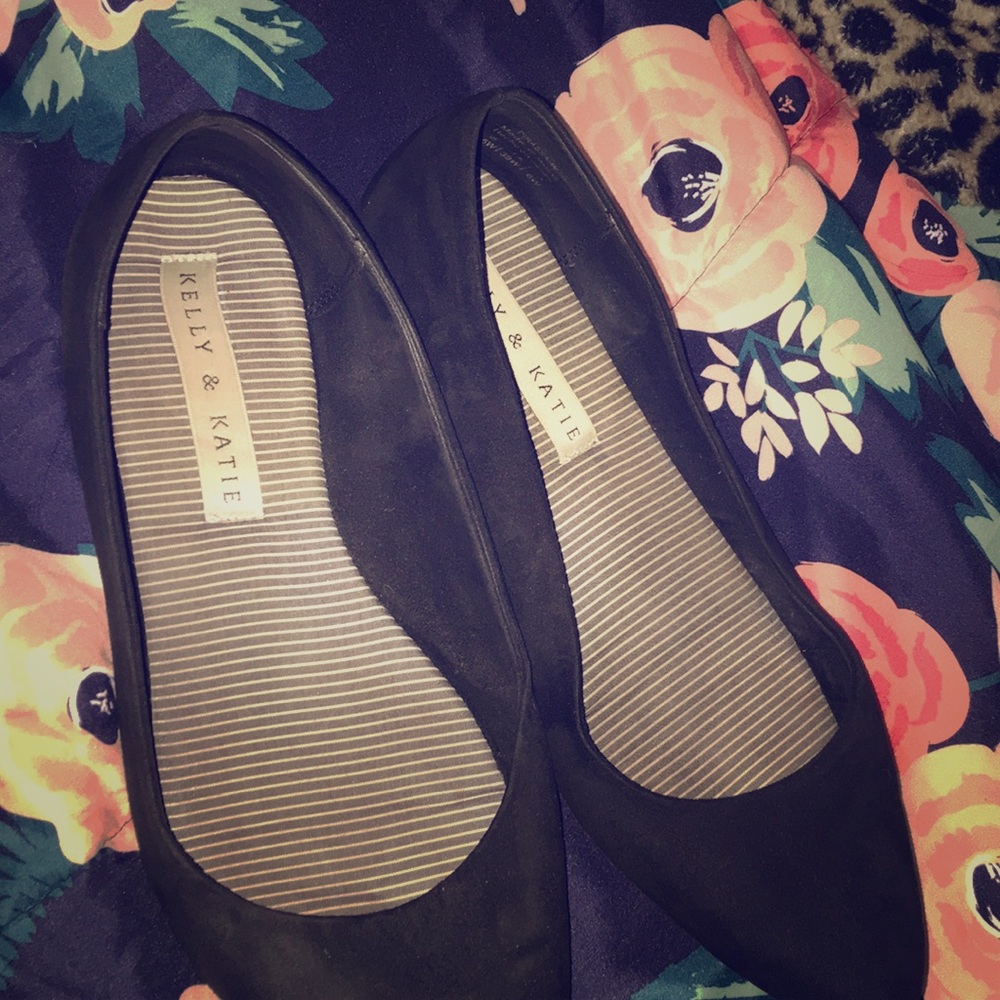 Pointy black flats